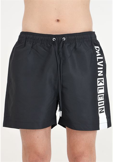 Shorts mare nero da uomo con maxi stampa logo CALVIN KLEIN | KM0KM00991BEH